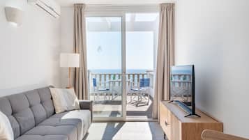 Habitación Superior con Terraza Grande | 1 bedroom, in-room safe, individually decorated, individually furnished