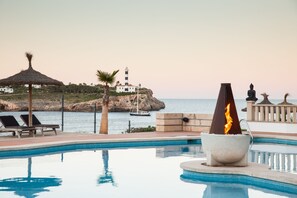 Piscine extérieure (ouverte en saison), cabanons gratuits