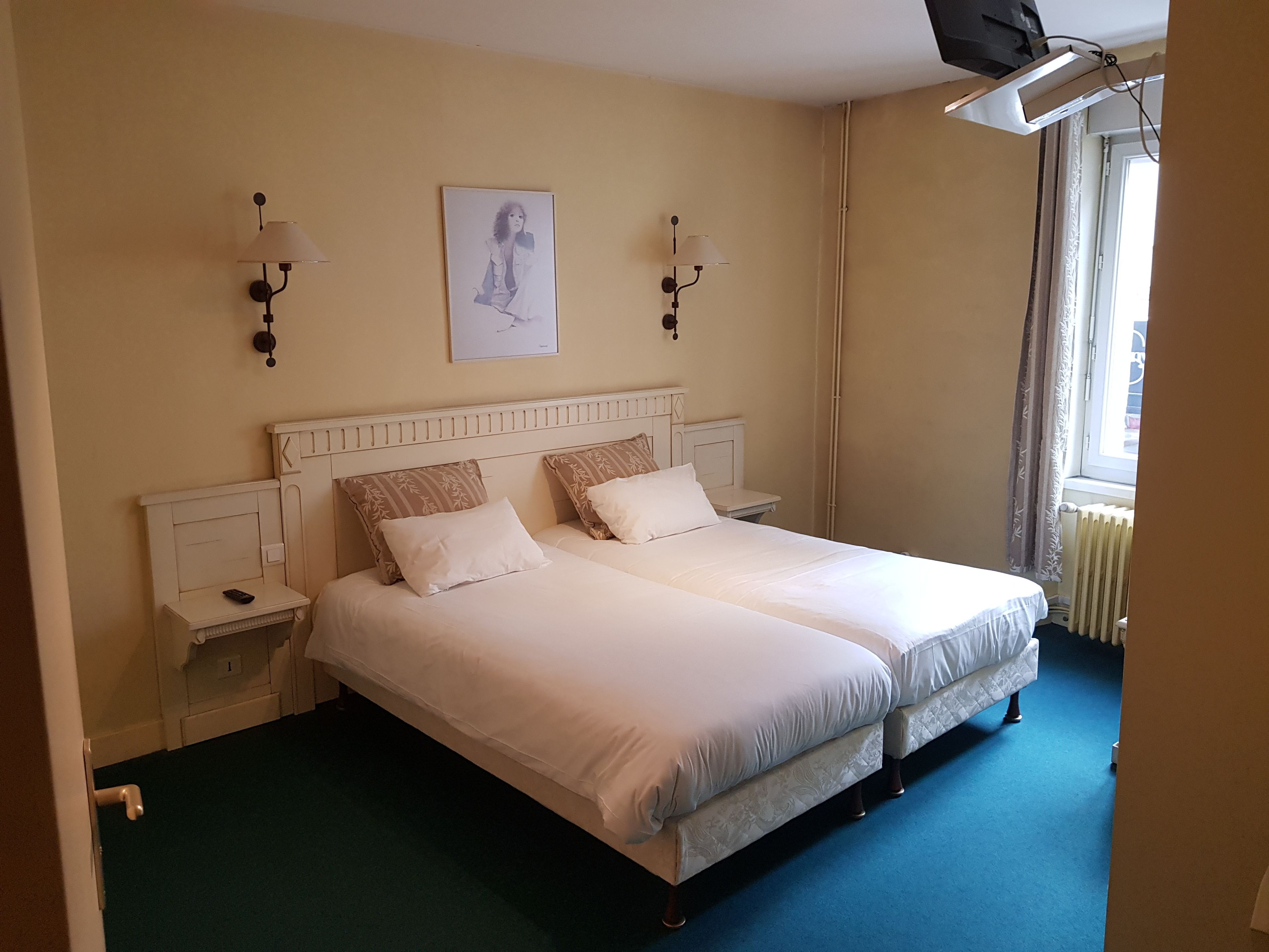 Standard-Zweibettzimmer | Hochwertige Bettwaren, Schreibtisch, kostenlose Babybetten