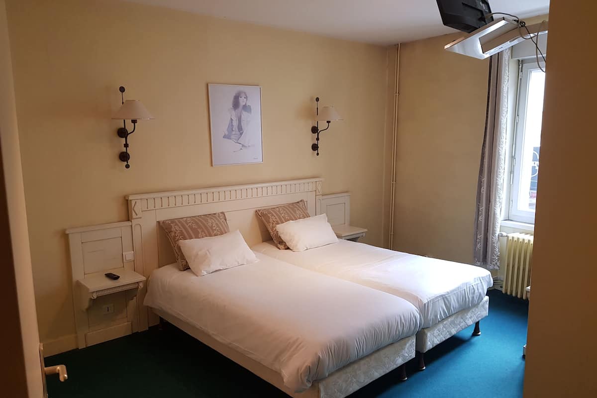 Standard-Zweibettzimmer | Hochwertige Bettwaren, Schreibtisch, kostenlose Babybetten