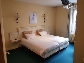 Standard-Zweibettzimmer | Hochwertige Bettwaren, Schreibtisch, kostenlose Babybetten