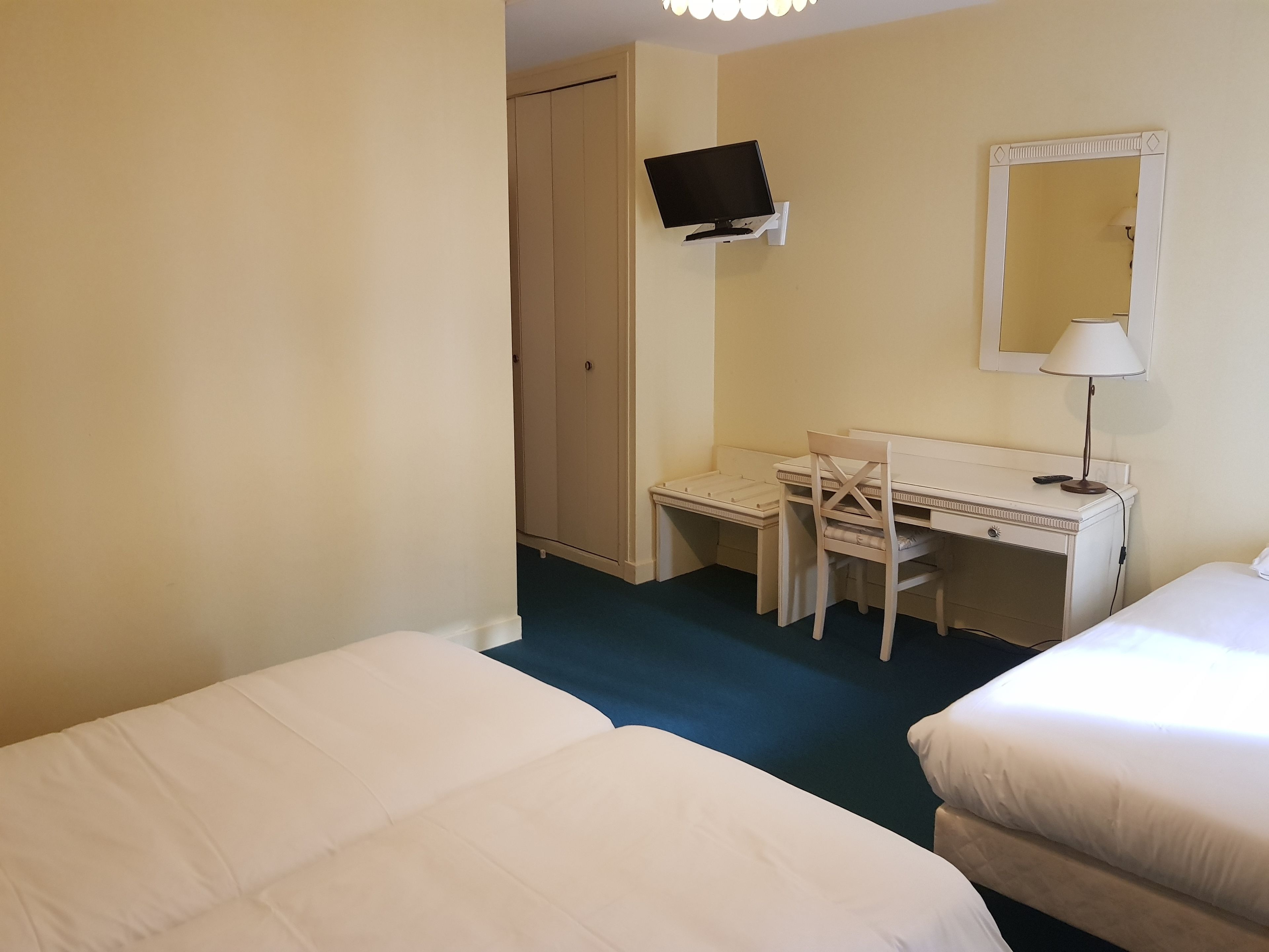 Standard-Dreibettzimmer | Hochwertige Bettwaren, Schreibtisch, kostenlose Babybetten