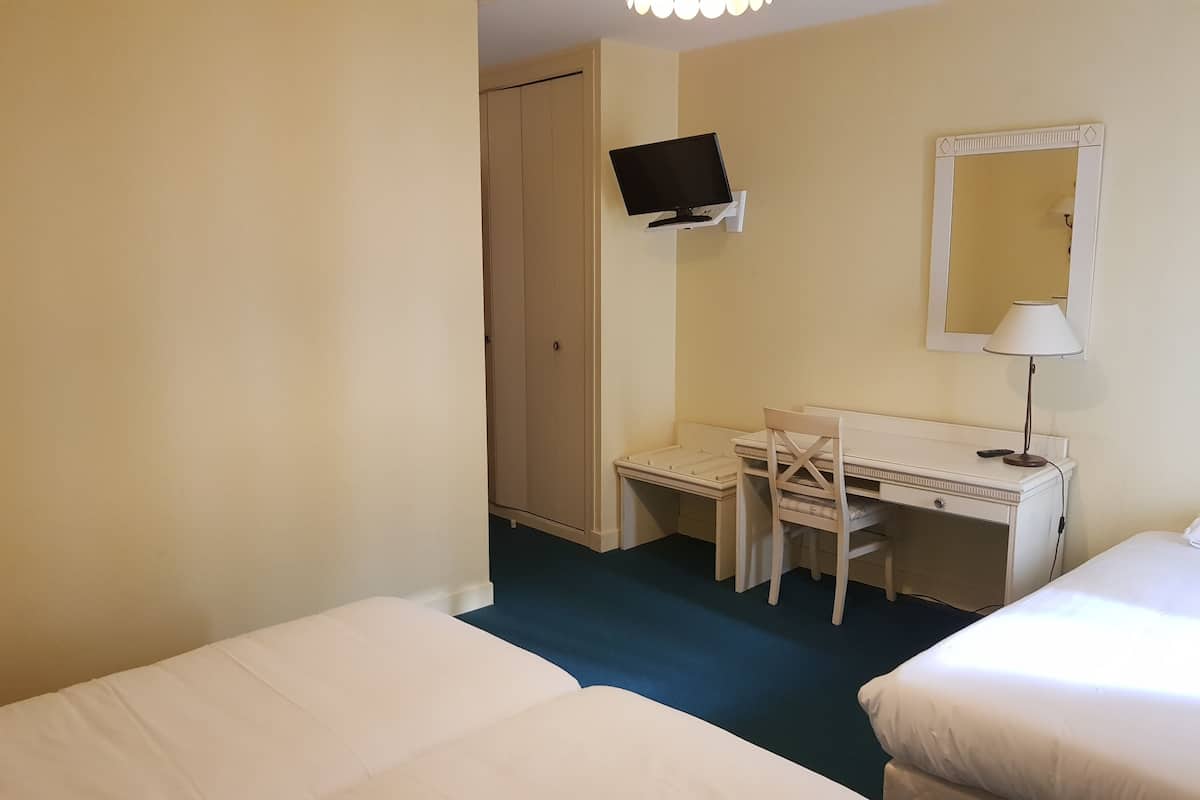 Standard-Dreibettzimmer | Hochwertige Bettwaren, Schreibtisch, kostenlose Babybetten