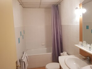 Standard-Dreibettzimmer | Badezimmer | Kostenlose Toilettenartikel, Handtücher