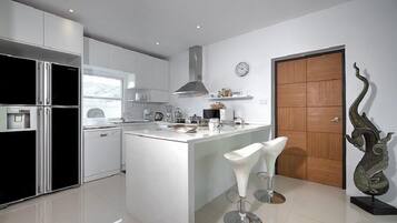 2-Bedroom Private Pool Villa | Cuisine privée | Grand réfrigérateur, micro-ondes, four, plaque de cuisson