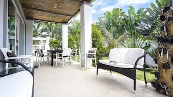 2-Bedroom Private Pool Villa | Terrasse/Patio