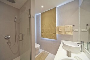 2-Bedroom Private Pool Villa | Salle de bain | Douche, sèche-cheveux, serviettes fournies