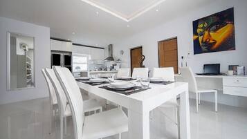 2-Bedroom Private Pool Villa | Essbereich im Zimmer