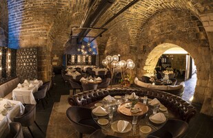 3 间餐厅，供应午餐