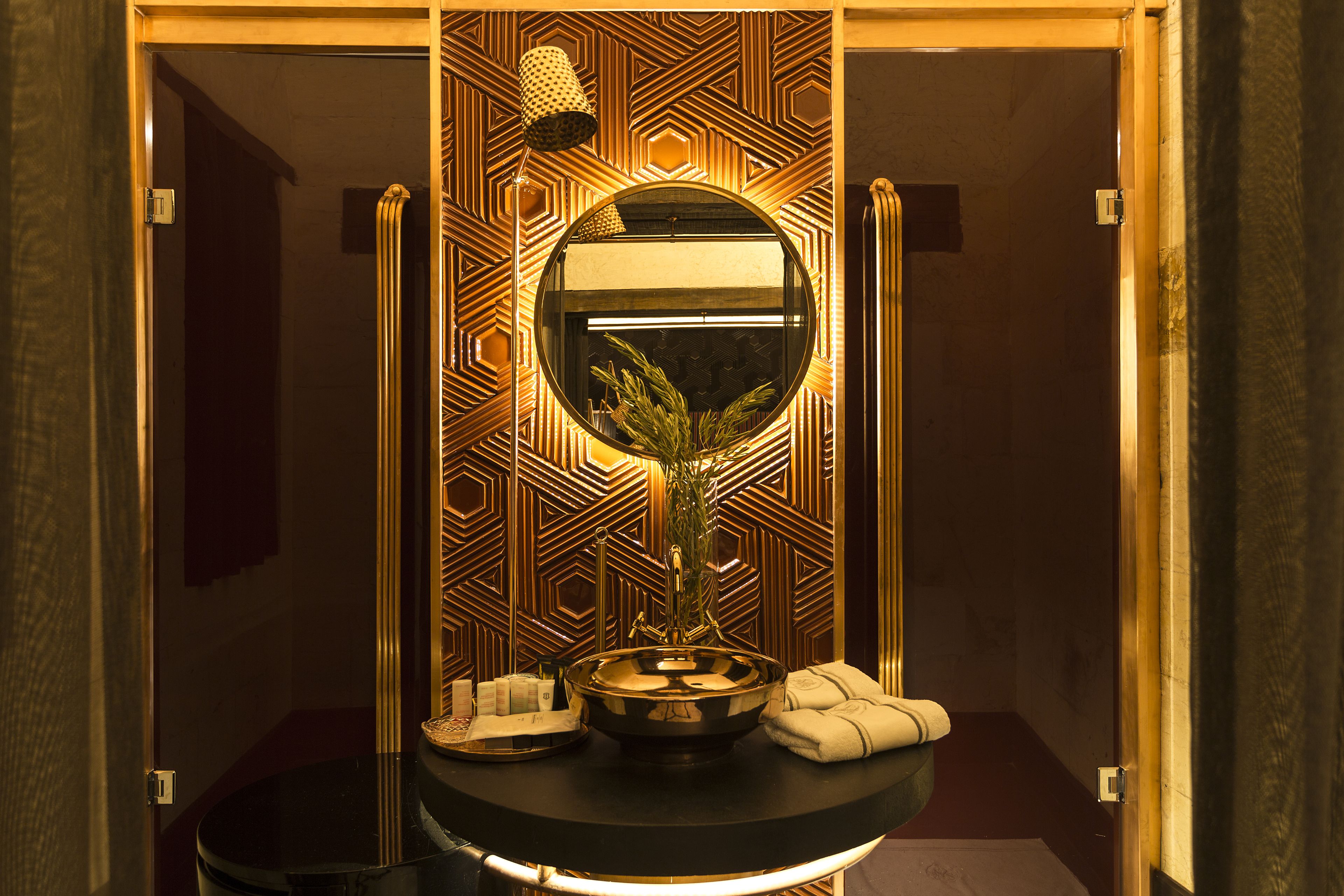 shower, rainfall showerhead, free toiletries, hair dryer