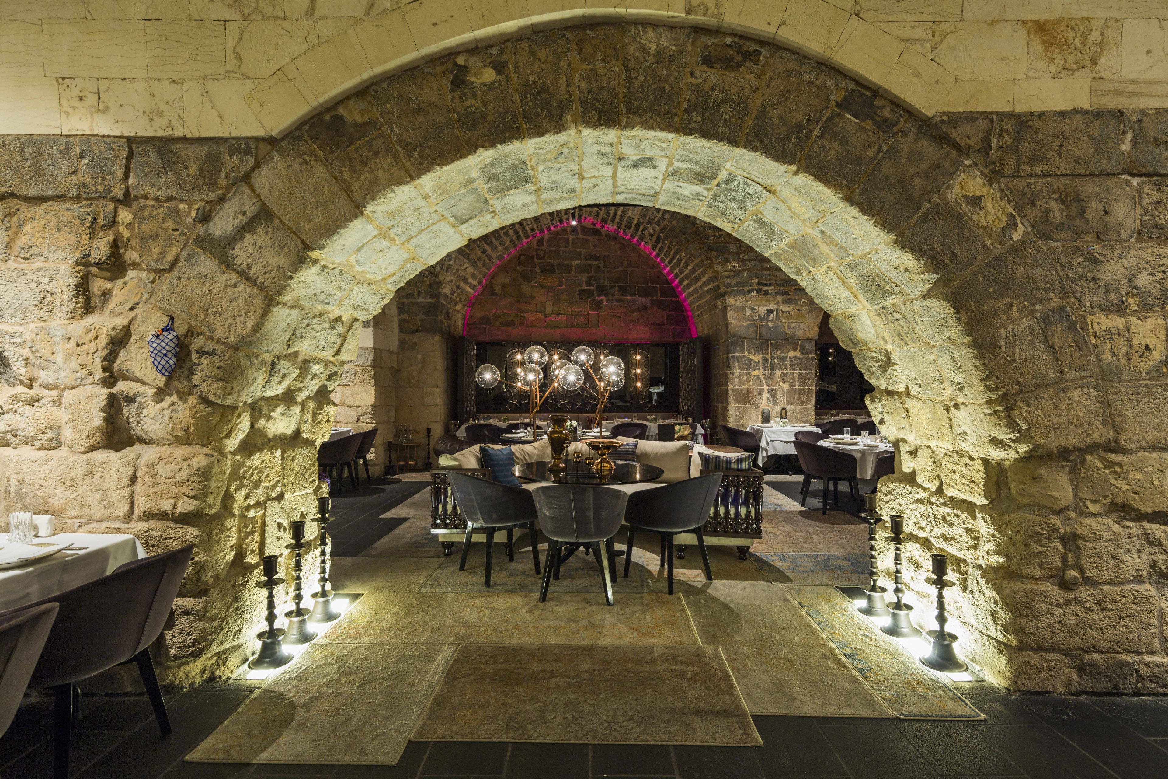 3 restaurants, lunch served