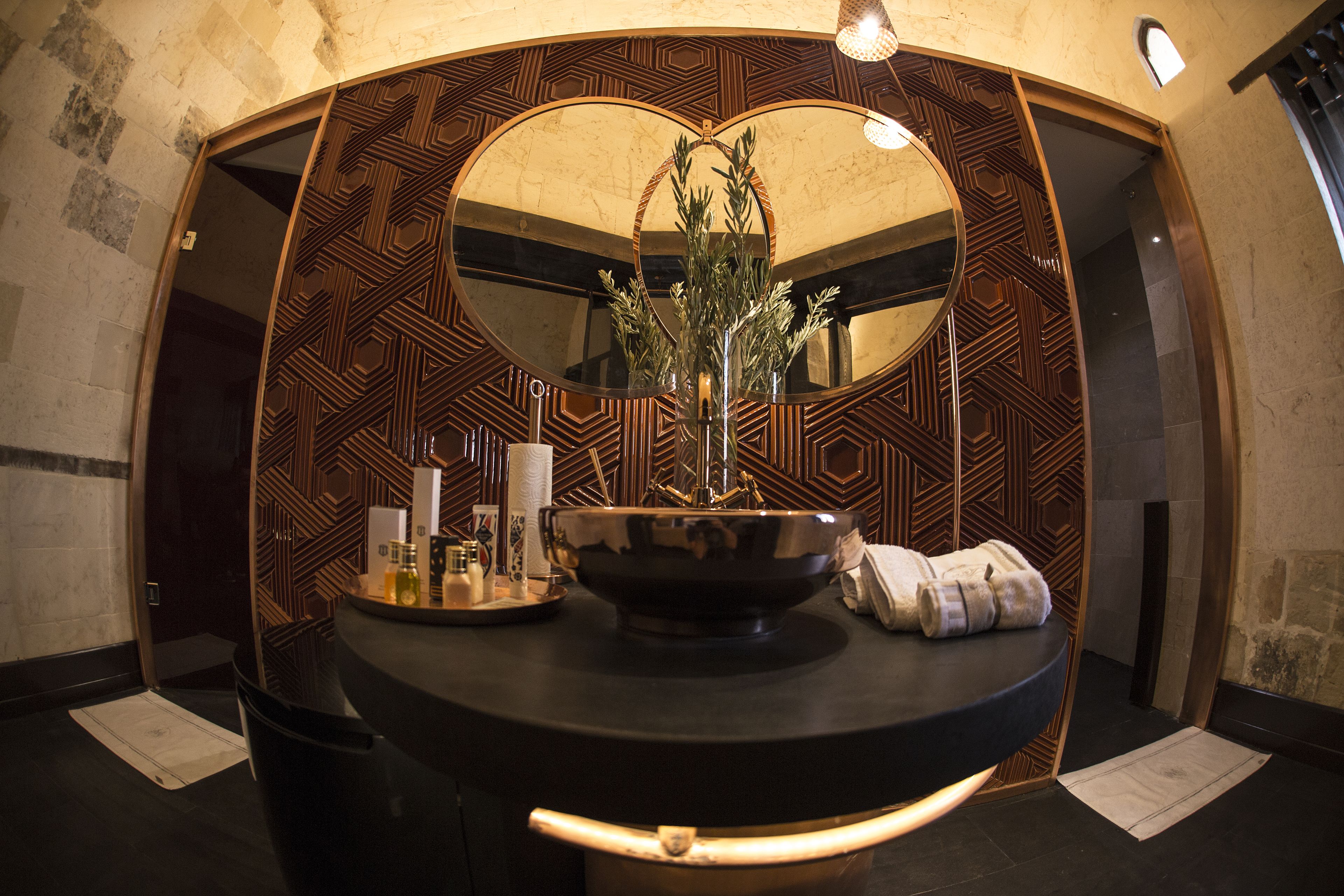 shower, rainfall showerhead, free toiletries, hair dryer