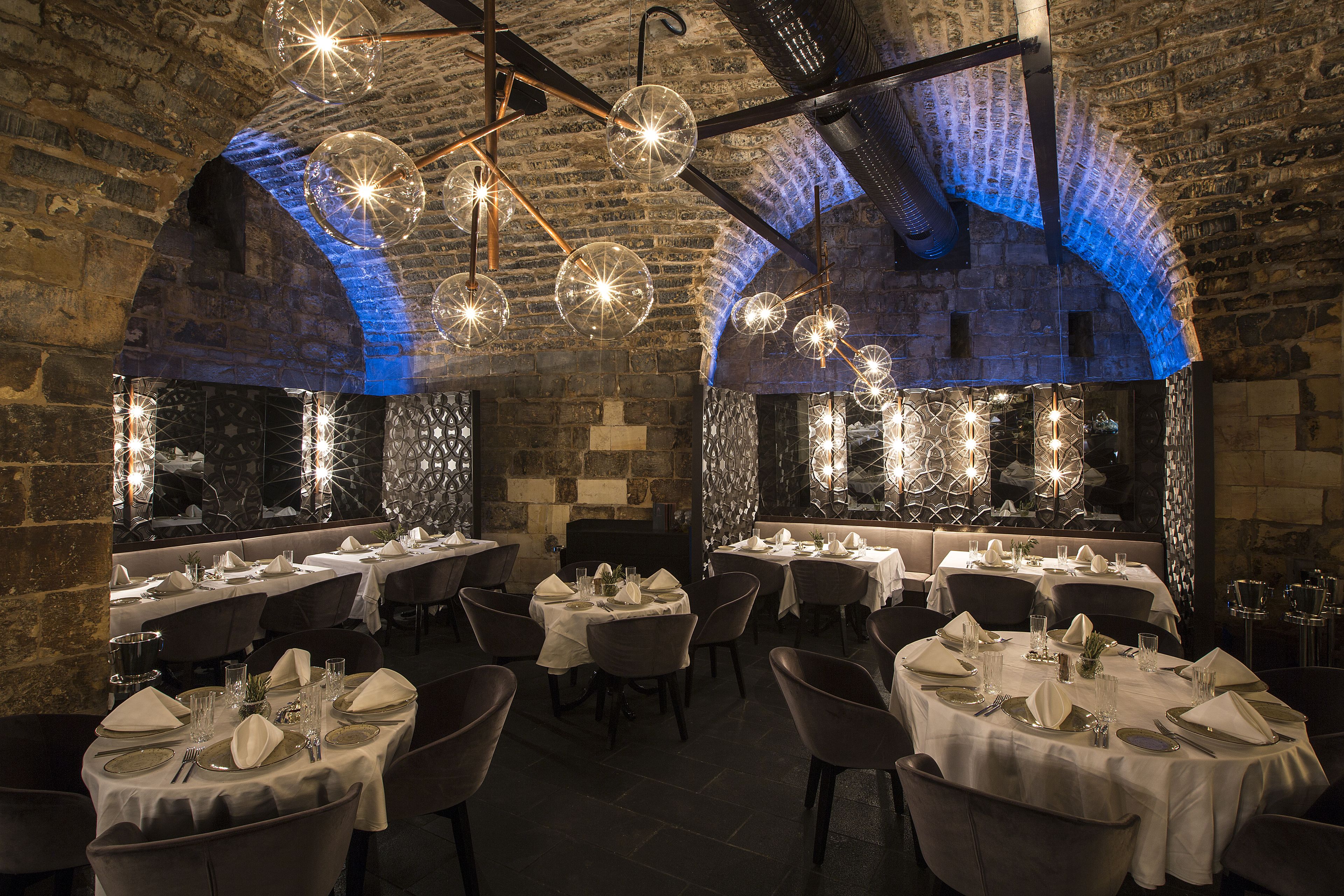 3 restaurants, lunch served