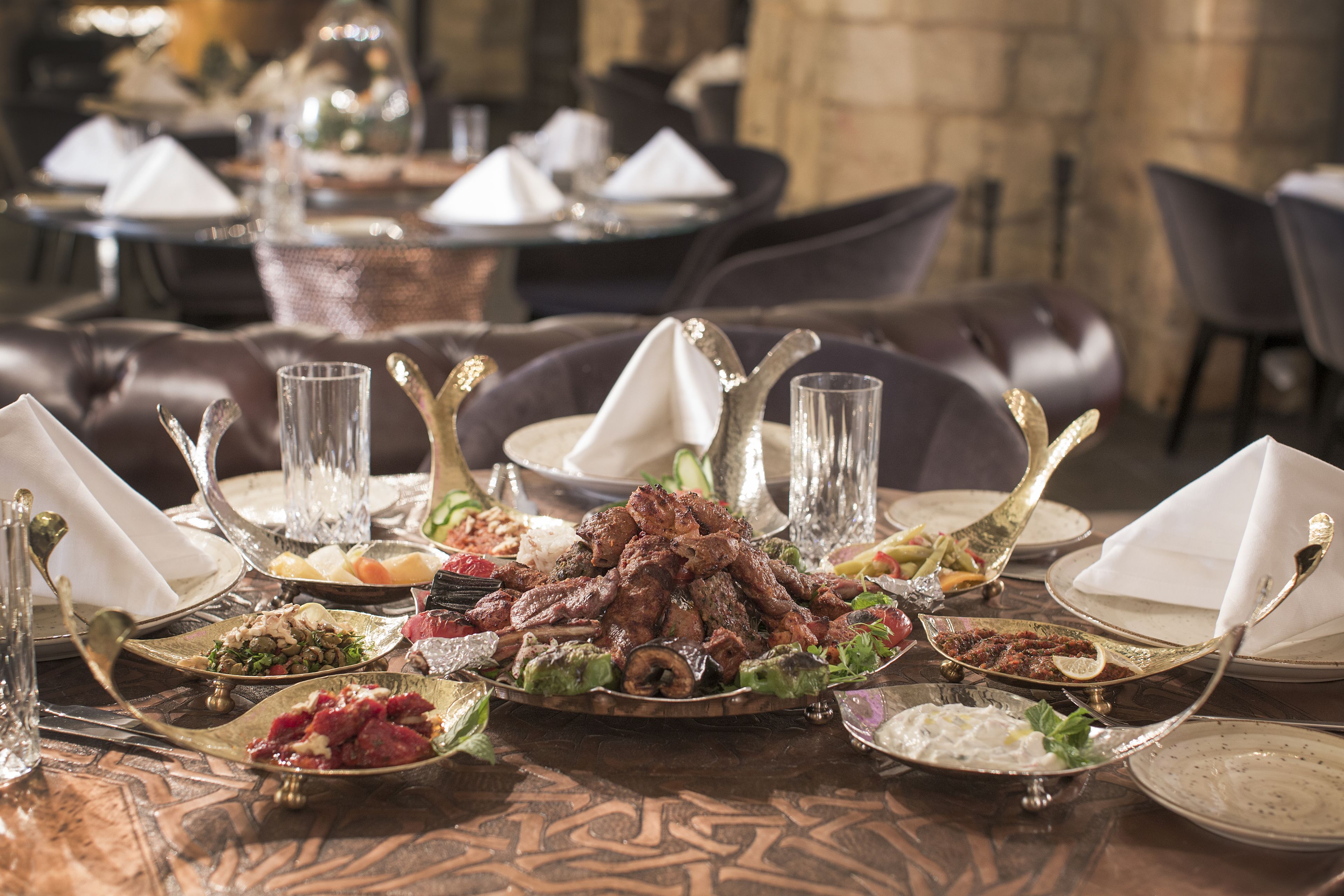 3 restaurants, lunch served