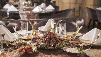 3 restaurantes, é servido almoço