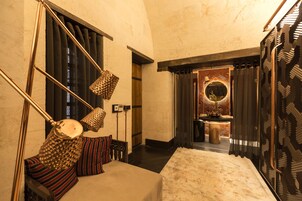 华丽客房 | 高档床上用品、迷你吧、客房内保险箱、遮光窗帘