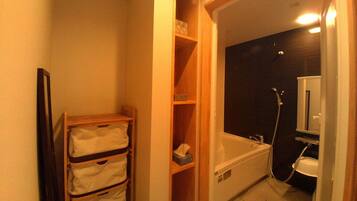 House | Bathroom | Separate tub and shower, free toiletries, hair dryer, slippers