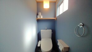 独立别墅 | 浴室 | 独立的浴缸和淋浴、免费洗浴用品、吹风机、拖鞋