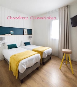 Desk, soundproofing, free WiFi - Logis Hôtel l'air Marin (Yves)