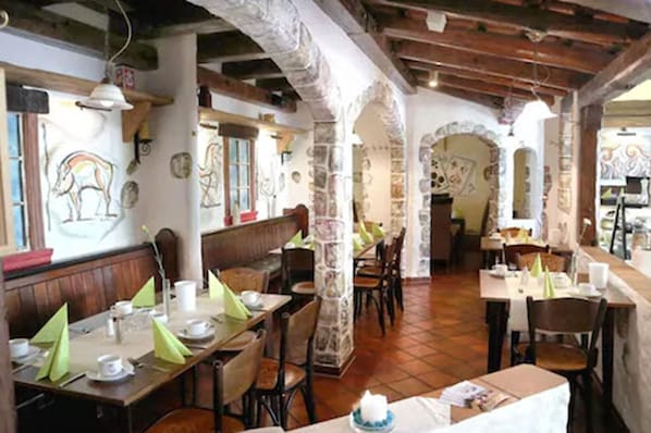 朝食 (ビュッフェ)、毎日提供 (無料)