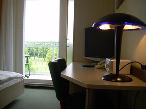 Eenpersoonskamer | Een minibar, een bureau, een strijkplank/strijkijzer, gratis wifi