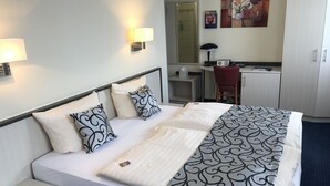 Doppelzimmer | Minibar, Schreibtisch, Bügeleisen/Bügelbrett, kostenloses WLAN
