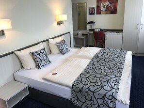 ダブルルーム | ミニバー、デスク、アイロン / アイロン台、WiFi (無料)