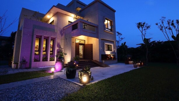 A modern two-story house with a well-lit entrance and a landscaped front yard. - Manor Le Rayon Vert (Ji'an)