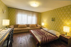 書桌、免費 Wi-Fi、床單