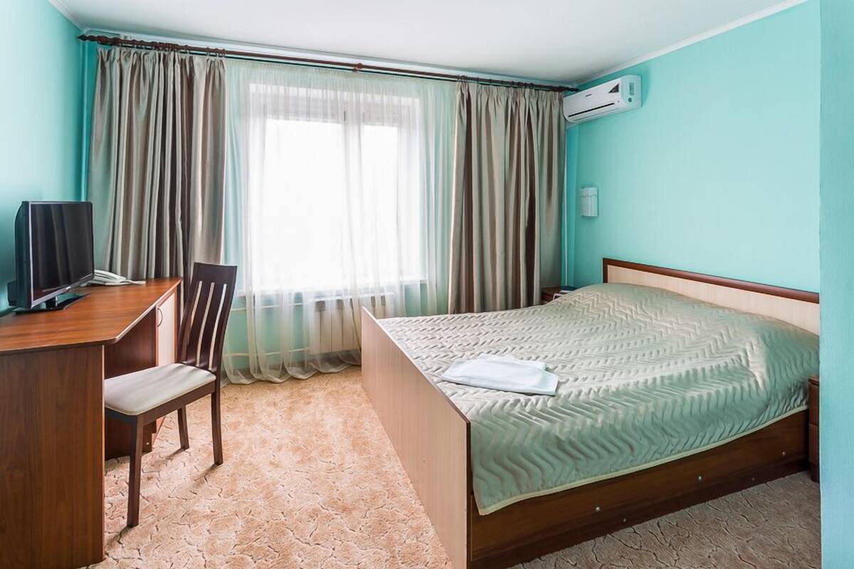 Desk, iron/ironing board, rollaway beds, free WiFi