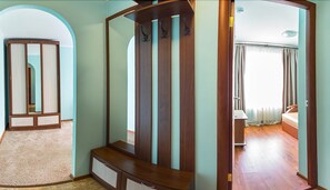 Suíte júnior, 1 quarto | Área de estar | TV