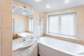 ห้องจูเนียร์สวีท, 1 ห้องนอน | ห้องน้ำ | ฝักบัว, ของใช้ในห้องน้ำฟรี, ไดร์เป่าผม (มีให้บริการตามคำขอ), ผ้าเช็ดตัว