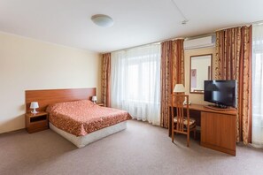 Standaard kamer, 1 twee- of 2 eenpersoonsbedden | Een bureau, een strijkplank/strijkijzer, extra bedden (toeslag)