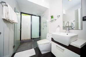 Shower, hair dryer, towels - Villa Kamala Regent 3-4 Bedrooms (Kamala)