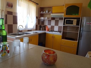 Studio | Private kitchenette | Fridge, microwave, stovetop, cookware/dishes/utensils