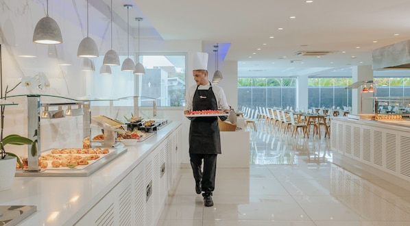 Se sirven desayunos, comidas, cenas y cocina internacional