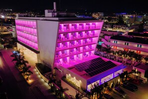 Piscine extérieure, parasols de plage, chaises longues