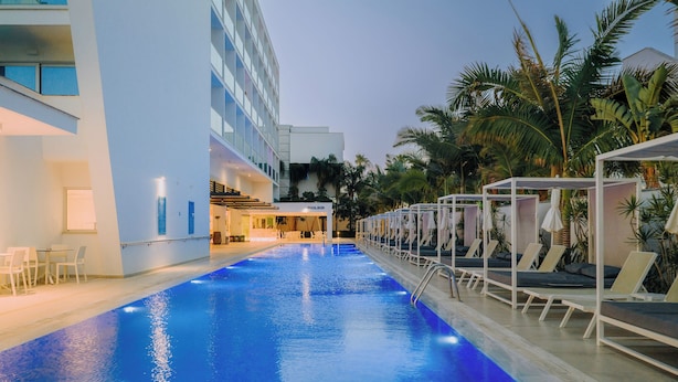 Ein Pool mit Liegestühlen und einer Poolbar.