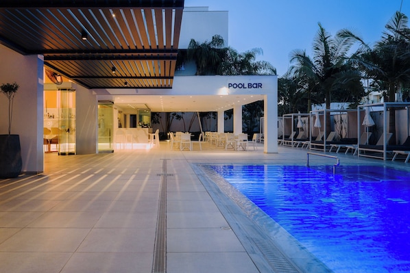 Piscine extérieure, parasols, chaises longues