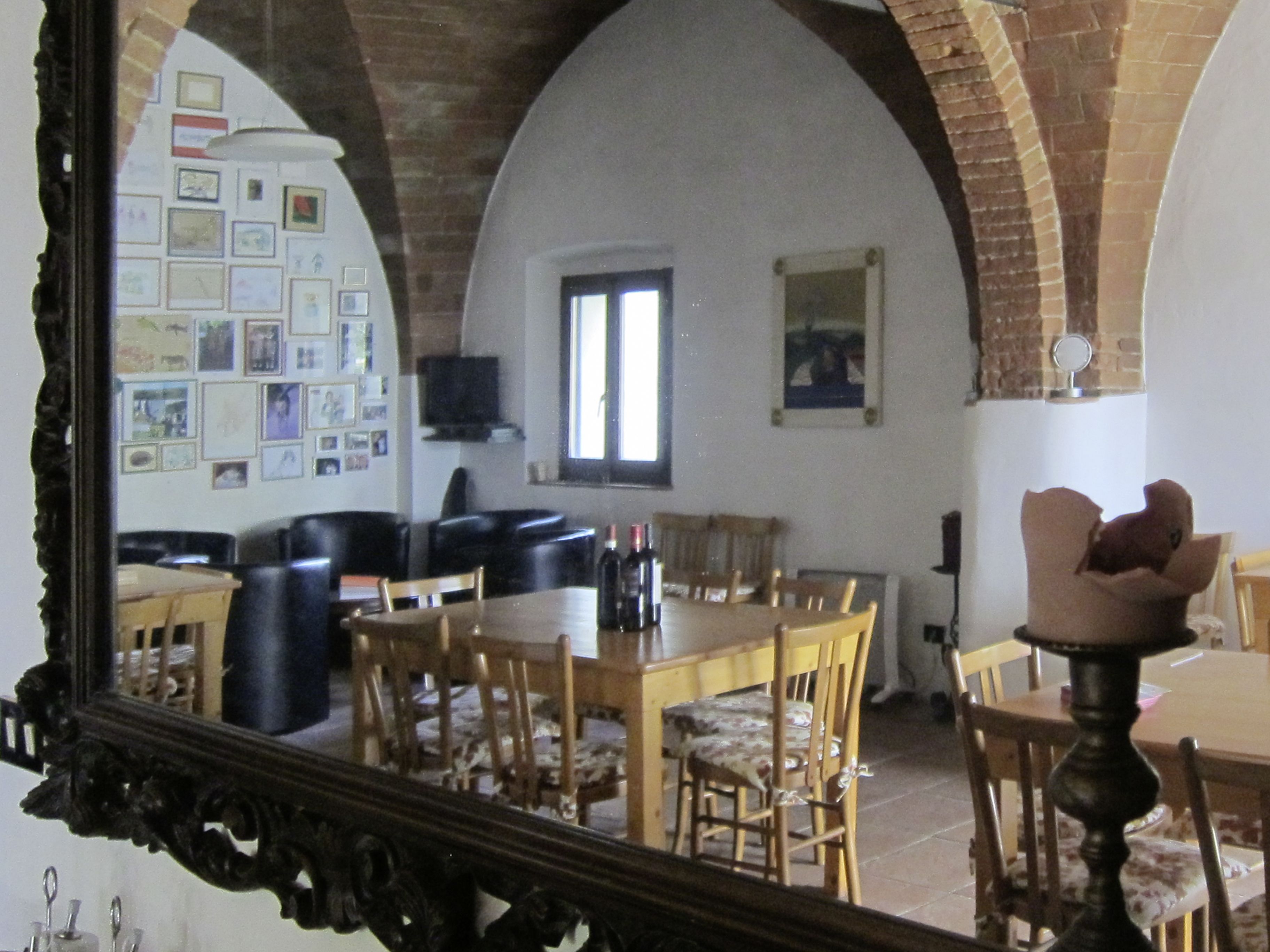 供应午餐和晚餐，地方菜