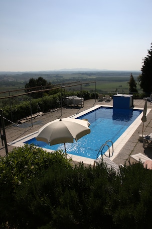 Una piscina al aire libre de temporada
