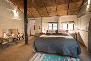 Dilengkapkan perabot secara berasingan, meja, cadar katil