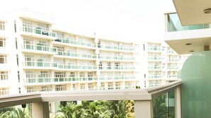 Un edificio de varios pisos con balcones y vistas a zonas verdes.