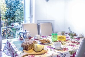 Apartment, 3 Schlafzimmer, Balkon | Essbereich im Zimmer