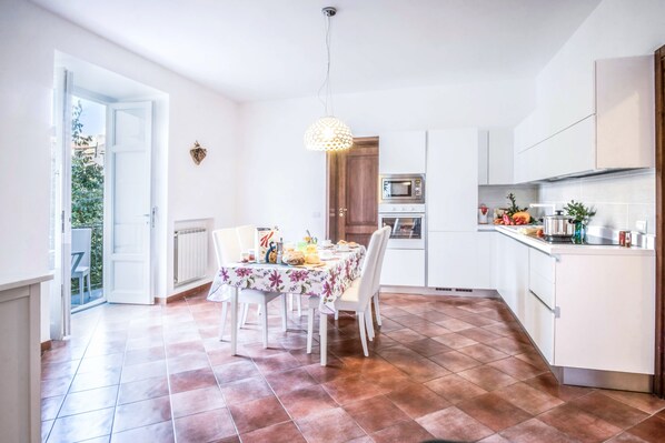 Apartment, 3 Bedrooms, Balcony | Private kitchen