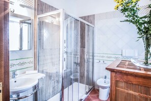 Apartamento, 3 habitaciones, balcón | Baño | Ducha, cabezal de ducha tipo lluvia, secador de pelo y bidé