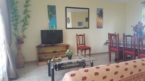 Comfort-Apartment, 3 Schlafzimmer, Terrasse | Wohnbereich | 32-Zoll-Flachbildfernseher mit Kabelempfang, Fernseher