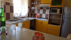 Comfort-huoneisto, 3 makuuhuonetta, terassi | Yksityinen keittiö | Täysikokoinen jääkaappi, mikroaaltouuni, uuni, liesi