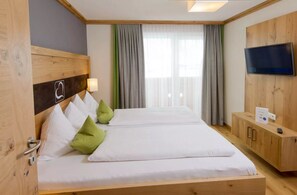 Deluxe Studio | Minibar, in-room safe, desk, iron/ironing board - Hotel Taxerhof (Radstadt)