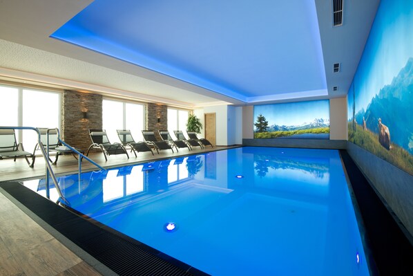Indoor pool, seasonal outdoor pool, pool loungers - Hotel Taxerhof (Radstadt)